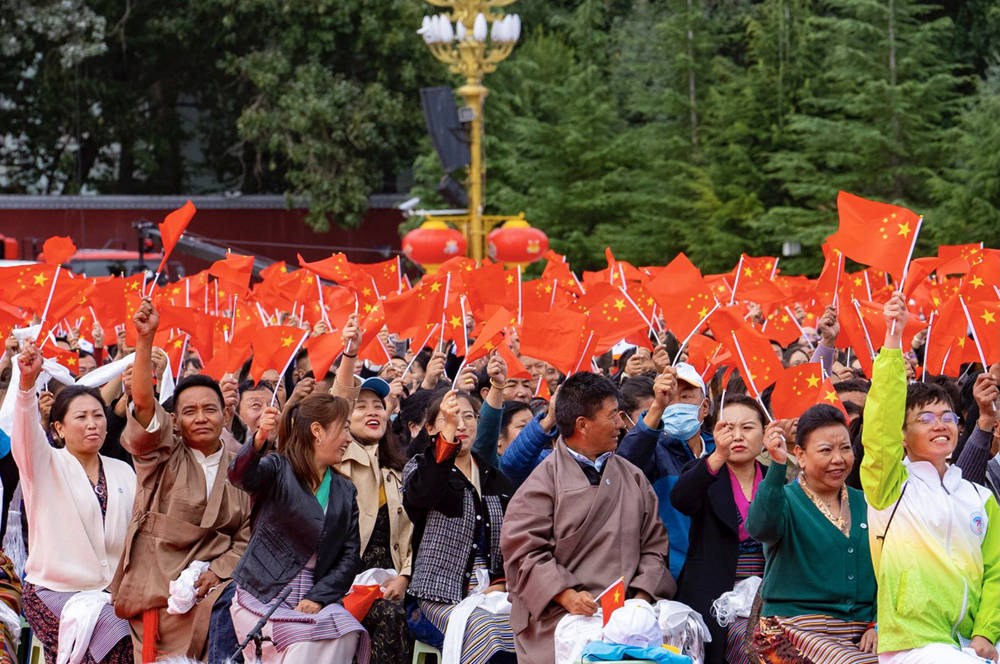 8月19日10時(shí)，慶祝西藏和平解放70周年大會(huì)在拉薩市布達(dá)拉宮廣場(chǎng)隆重舉行。徐馭堯 攝