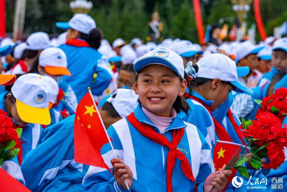 8月19日10時(shí)，慶祝西藏和平解放70周年大會(huì)在拉薩市布達(dá)拉宮廣場(chǎng)隆重舉行。徐馭堯 攝