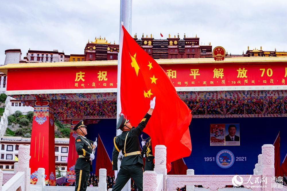 8月19日10時(shí)，慶祝西藏和平解放70周年大會(huì)在拉薩市布達(dá)拉宮廣場(chǎng)隆重舉行。這是大會(huì)舉行升旗儀式。徐馭堯 攝