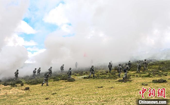 近萬精兵列陣西藏軍區(qū)組織“雪域使命-2021”演習(xí)