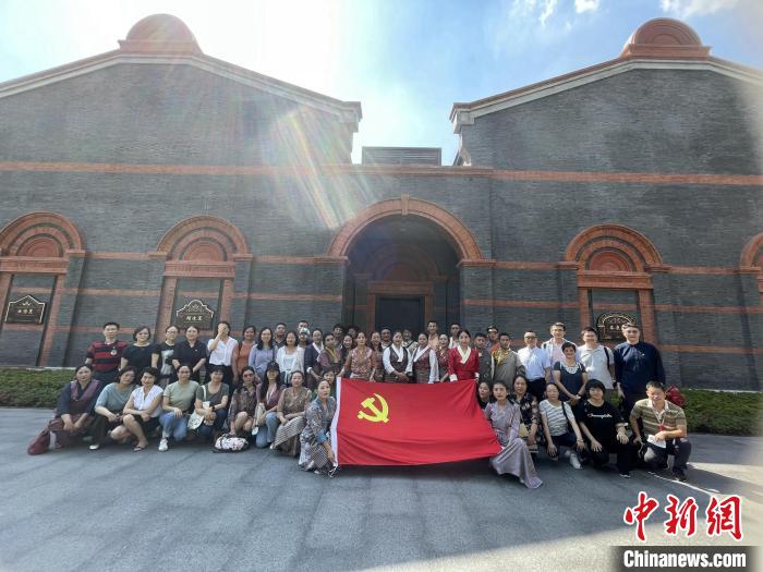 參觀中共一大、二大會址，學(xué)員們回顧了中國共產(chǎn)黨百年大黨的革命歷程?！∪A東師大供圖