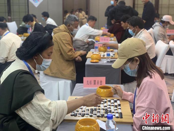 圖為參賽選手正在進行藏棋對弈。　謝牧 攝