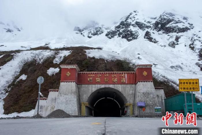 墨脫公路控制性工程——嘎隆拉隧道。上方為嘎隆拉雪山，曾是進入墨脫最大的“攔路虎”。