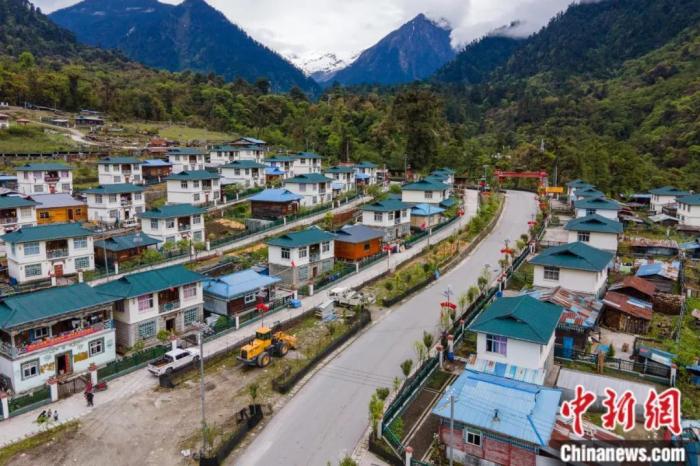 墨脫公路上的達木珞巴民族鄉(xiāng)貢日村，該村此前為舊墨脫公路著名的物資轉(zhuǎn)運點，被稱為“80K”。