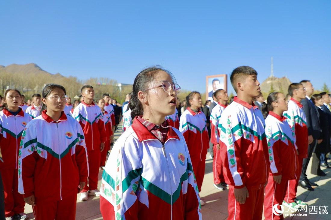 全體奏唱國(guó)歌。人民網(wǎng) 次仁羅布攝