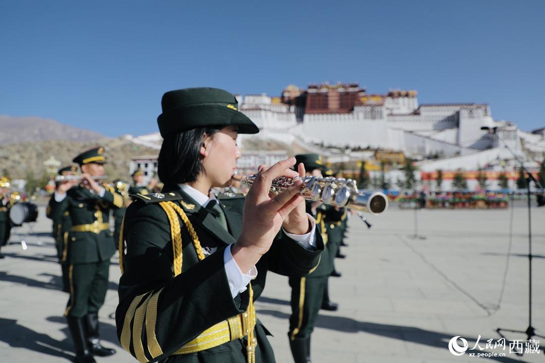 軍區(qū)文工團(tuán)奏響國(guó)歌。人民網(wǎng) 次仁羅布攝