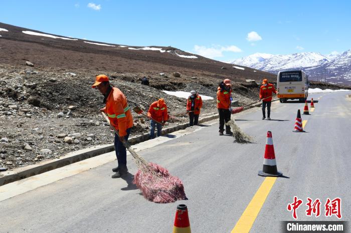 西藏“四好農(nóng)村公路”：為農(nóng)牧民帶來家門口的就業(yè)機會