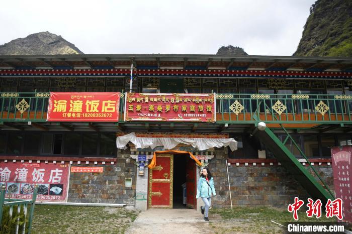 玉麥鄉(xiāng)里修建了飯店與旅館。　楊華峰 攝