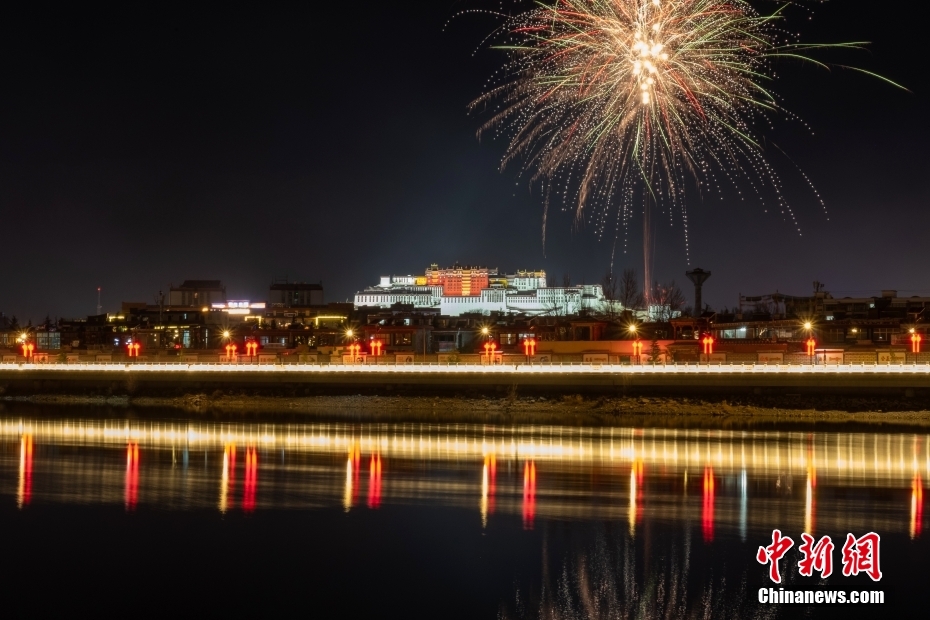 資料圖為2022年3月1日，拉薩迎來(lái)藏歷新年“古突夜”，煙花與被燈光照亮的布達(dá)拉宮交相輝映。 <a target='_blank' href='/'><p  align=