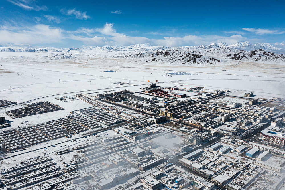 西藏阿里地區(qū)改則縣迎來初雪，銀裝素裹，美如畫卷。