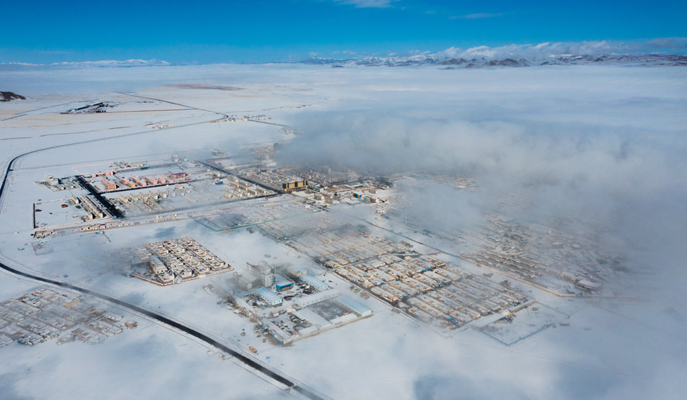 西藏阿里地區(qū)改則縣迎來初雪，銀裝素裹，美如畫卷。