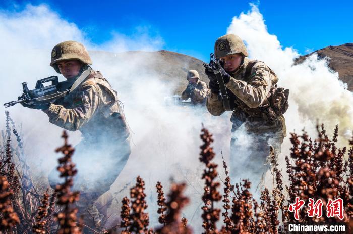 官兵正在進(jìn)行戰(zhàn)術(shù)綜合訓(xùn)練。　西藏山南軍分區(qū)某團供圖