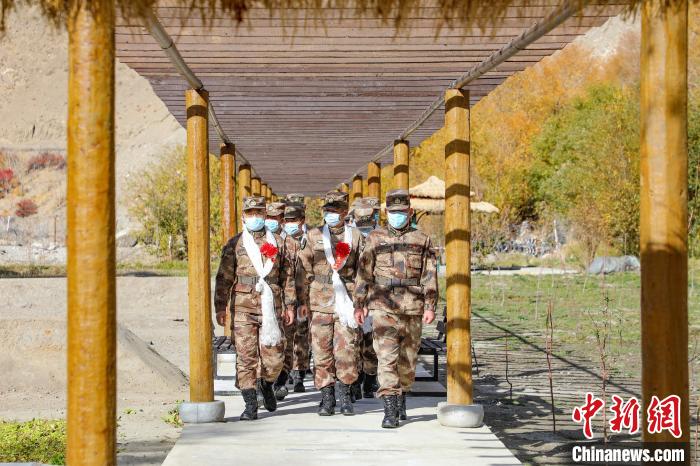 圖為什布奇邊防連退伍老兵臨別前再看一眼連隊。　劉曉東 攝