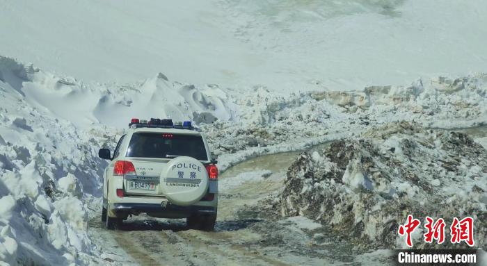 圖為邊壩縣降雪時夏貢拉山段路況?！∵厜慰h融媒體中心供圖