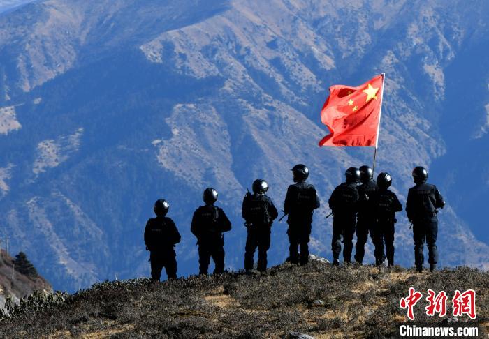 1月6日，移民警察在執(zhí)勤?！±盍?攝