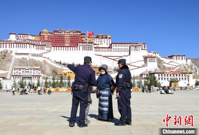 圖為1月23日，布達(dá)拉宮廣場(chǎng)派出所民警正在回答民眾咨詢。　貢嘎來(lái)松 攝