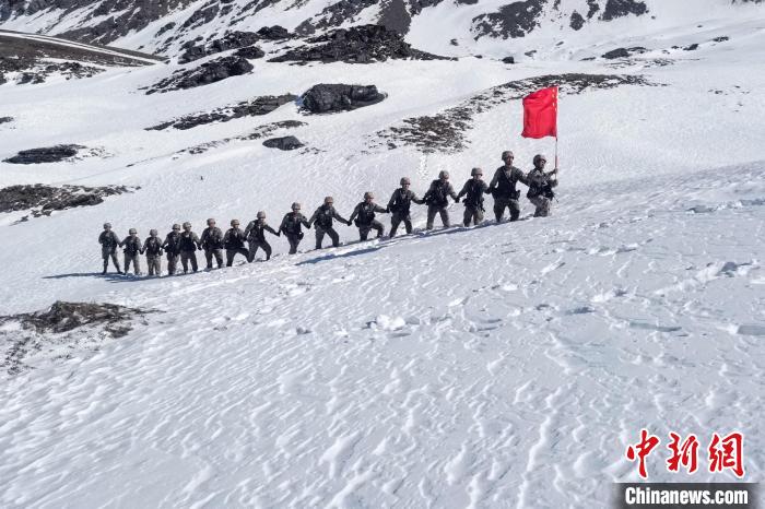 春節(jié)期間，西藏軍區(qū)山南軍分區(qū)某邊防團官兵踏雪巡邊。　旦增晉美 攝