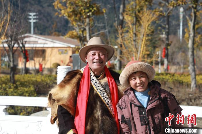 圖為林芝市巴宜區(qū)布久鄉(xiāng)仲果村村民桑杰與孫子一起參加藏歷新年活動(dòng)。　張力 攝