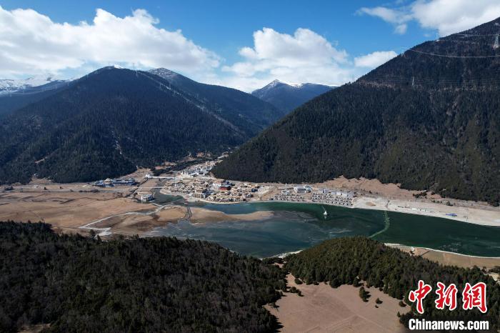 2月17日，西藏林芝魯朗小鎮(zhèn)。(無人機照片) 李林 攝