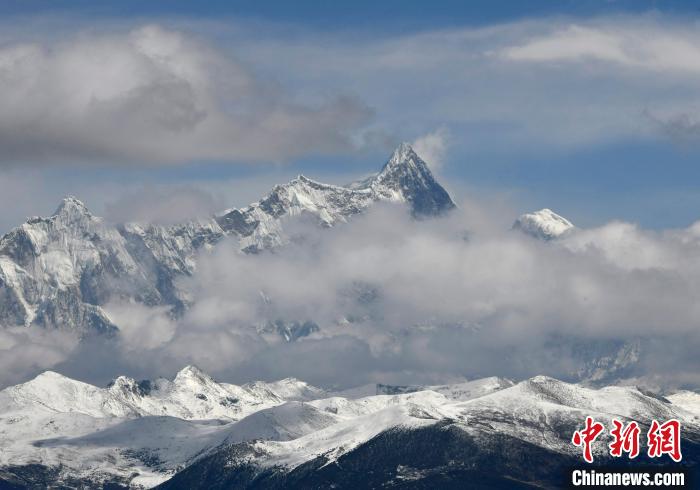 2月17日，西藏林芝色季拉山觀景臺拍到的南迦巴瓦峰。　李林 攝