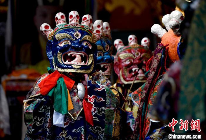 2月19日，楚布寺僧人們佩戴面具準(zhǔn)備參加跳神活動。　李林 攝