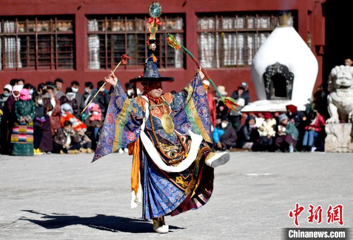 2月19日，楚布寺僧人參加跳神活動。　李林 攝