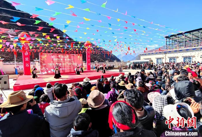 文藝活動全景。　芒康縣委宣傳部供圖