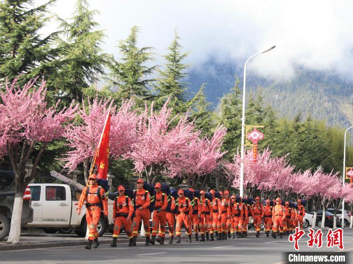 消防員在徒步前行。　西繞拉翁 攝