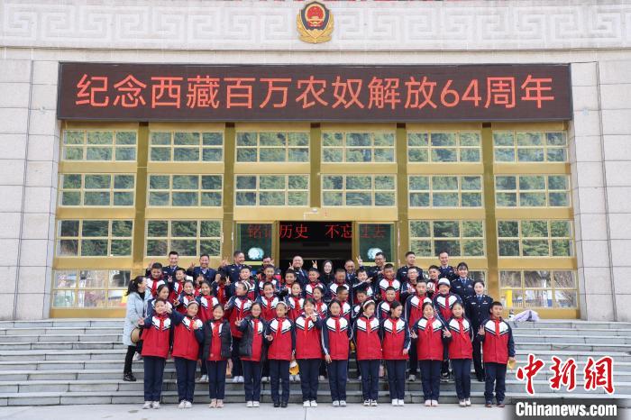 圖為亞東邊檢站民警代表與駐地小學師生代表合影留念?！『?攝