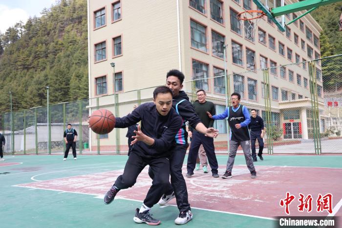 圖為亞東邊檢站民警與駐地農業(yè)銀行代表開展籃球友誼賽。　胡利媛 攝