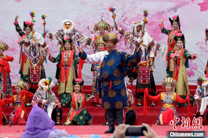 3月28日，西藏林芝第二十屆桃花旅游文化節(jié)開幕式上的文藝表演?！±盍?攝