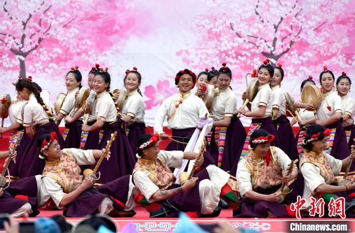 3月28日，西藏林芝第二十屆桃花旅游文化節(jié)開幕式上的文藝表演?！±盍?攝