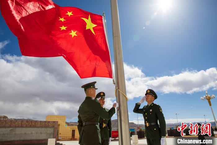 圖為在西藏阿里地區(qū)札達縣，軍民共同舉行升國旗儀式，慶祝西藏百萬農(nóng)奴解放紀(jì)念日?！詵| 攝