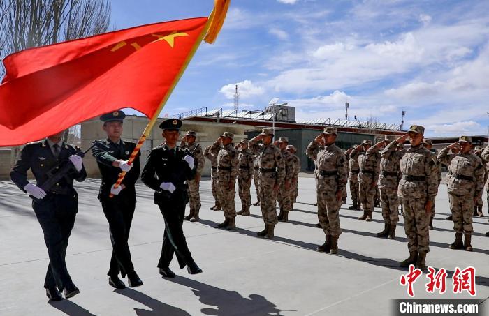 圖為授銜現(xiàn)場迎軍旗?！詵| 攝