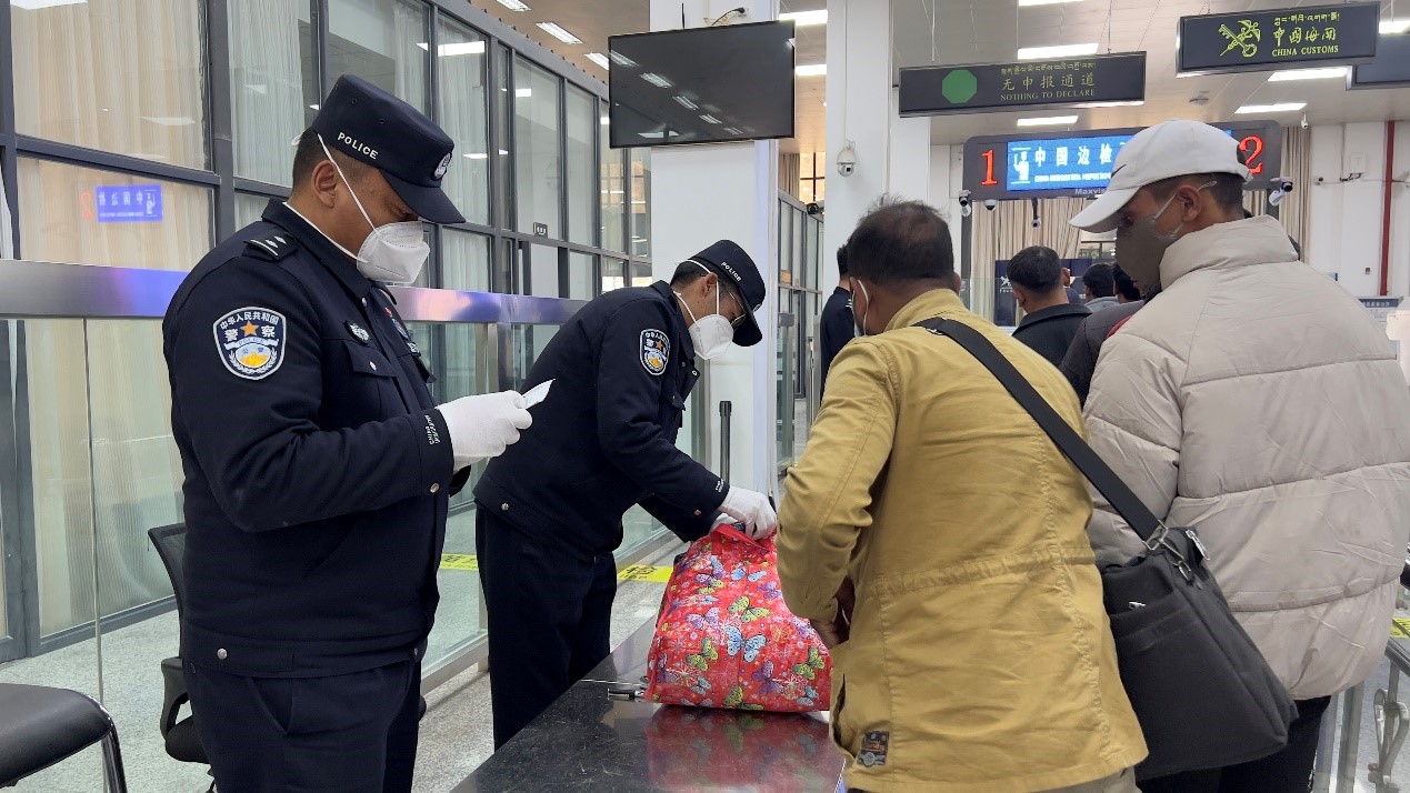 吉隆口岸移民管理警察正在對行李物品進(jìn)行檢查。人民網(wǎng)記者 唐宋攝