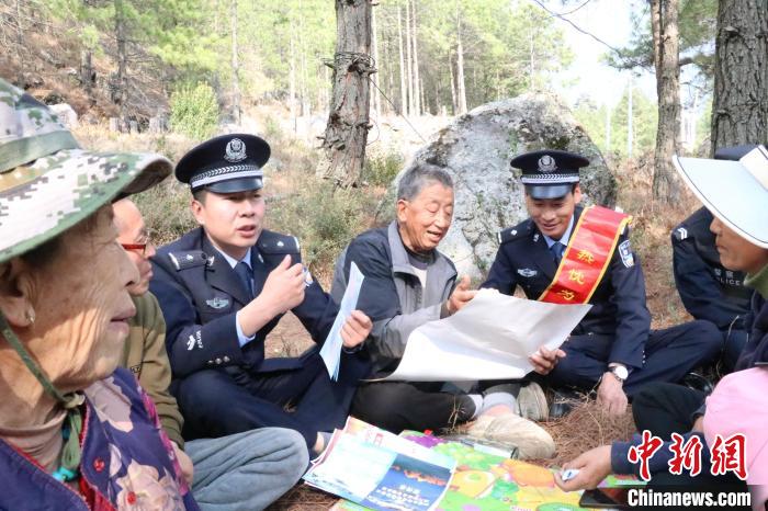 圖為竹瓦根邊境派出所民警為轄區(qū)群眾宣講森林防火常識(shí)?！≈裢吒吘撑沙鏊?供圖