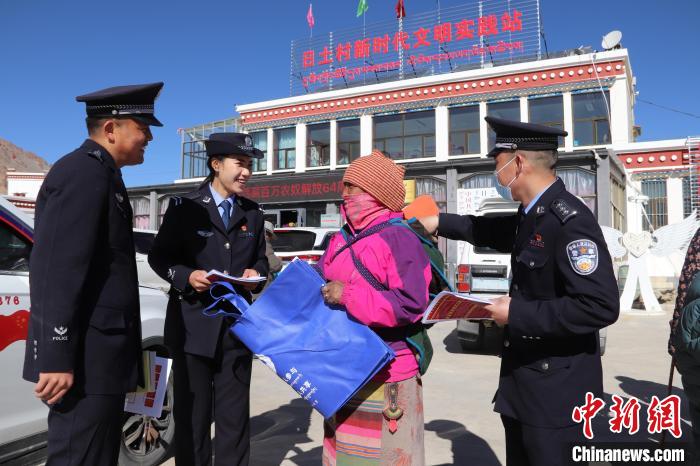 圖為日土邊境派出所民警在選轄區(qū)宣講國(guó)家安全知識(shí)?！∪尾?攝