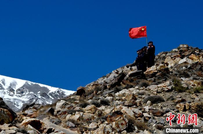 底雅邊境派出所民警夏永軍(右一)在巡邏中。　李林 攝