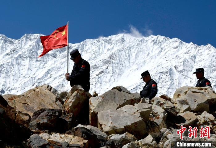 底雅邊境派出所民警夏永軍(左一)在巡邏中。