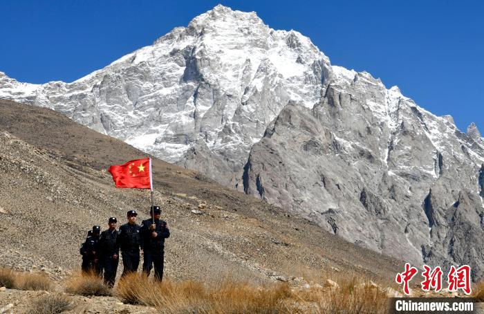 底雅邊境派出所民警夏永軍(右一)在巡邏中。　李林 攝