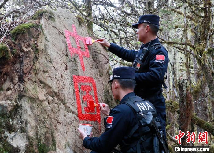 山南邊境管理支隊玉麥邊境派出所民警邊境巡邏途中在石頭上用油漆涂寫“中國”二字 。　鄭琦山 攝