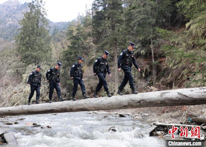 山南邊境管理支隊玉麥邊境派出所民警邊境巡邏途中走過河道上“獨木橋”?！∴嶇?攝