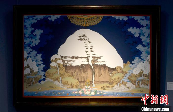 圖為5月16日，展覽中新創(chuàng)唐卡作品《岡底斯山》。　李林 攝