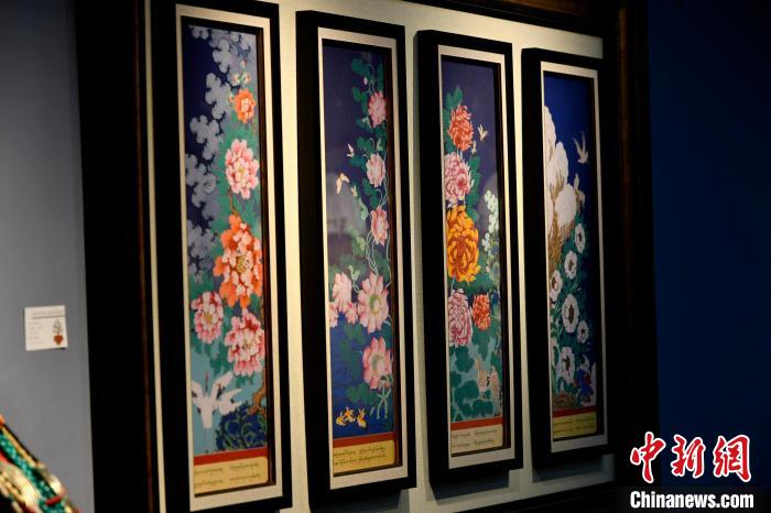 圖為5月16日，展覽中新創(chuàng)唐卡作品《四季花》?！±盍?攝