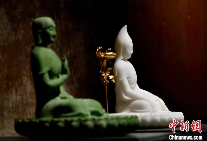 圖為展覽中圍繞西藏歷史與傳統(tǒng)創(chuàng)作的雕塑作品?！±盍?攝