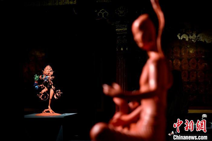 圖為展覽中圍繞西藏歷史與傳統(tǒng)創(chuàng)作的雕塑作品?！±盍?攝