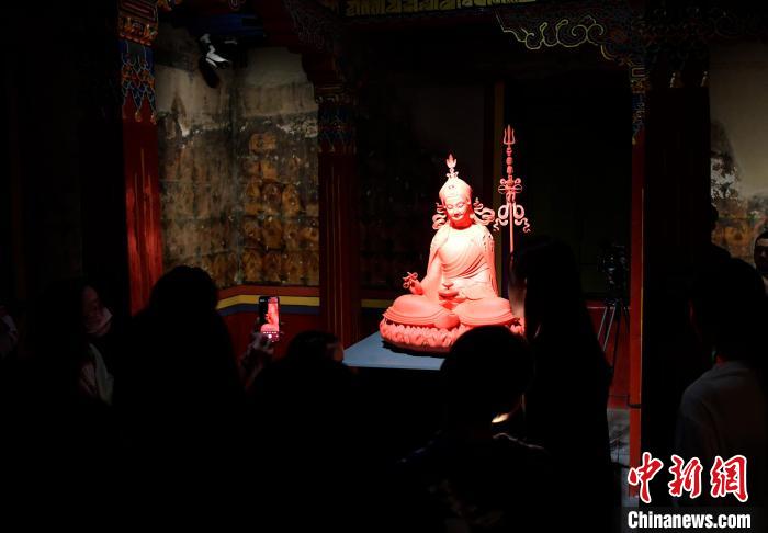 圖為觀眾正在欣賞展覽中的雕塑作品。　李林 攝