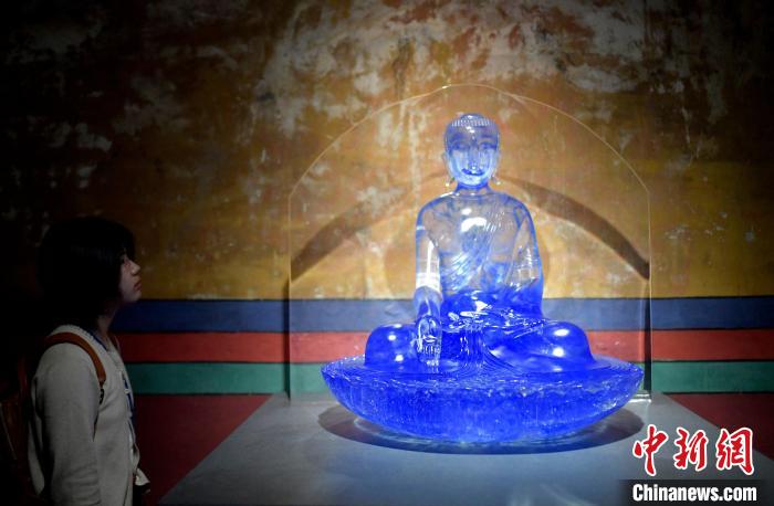圖為觀眾正在欣賞展覽中的雕塑作品?！±盍?攝