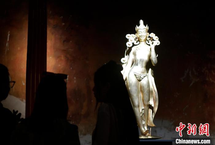 圖為觀眾正在欣賞展覽中的雕塑作品《八萬四千年》。　李林 攝