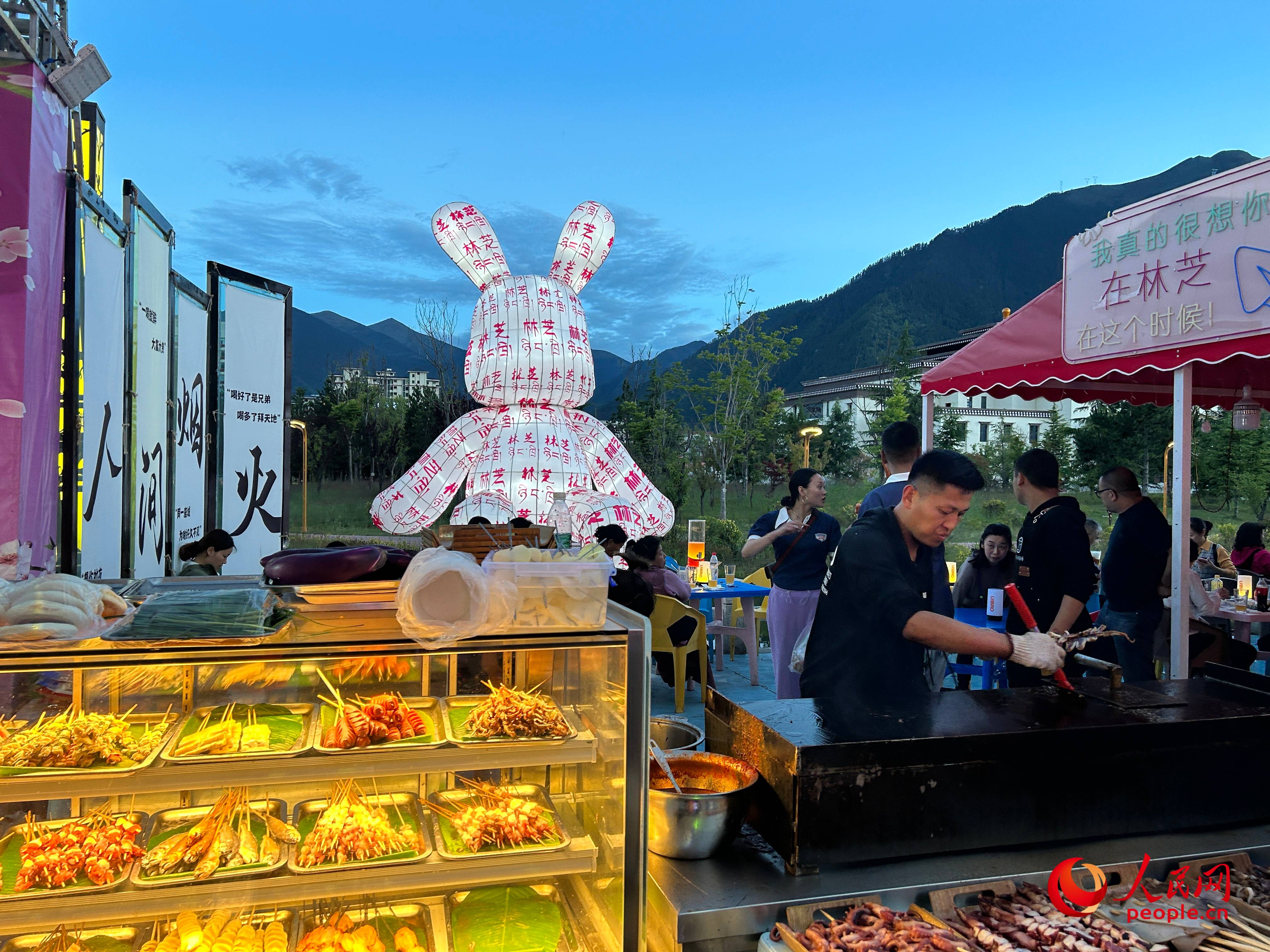 工布公園里的夜市，滿滿“煙火氣”。人民網(wǎng) 周靜圓攝